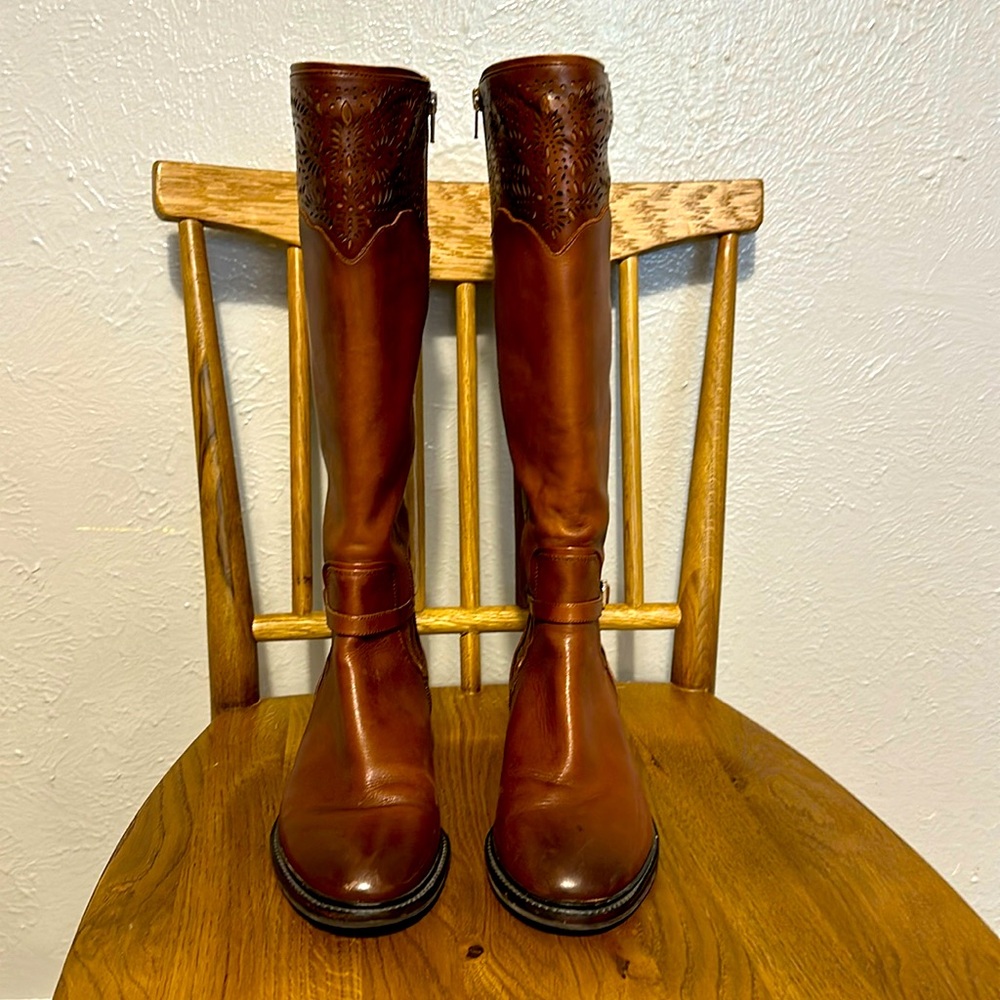 Gianni Bini tall leather boots. Size 9 shaft size 17 in around. Gently used.